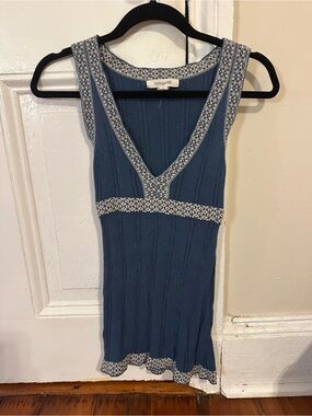 Heritage 1981 Blue Knit V-Neck Sleeveless Top with White Trim